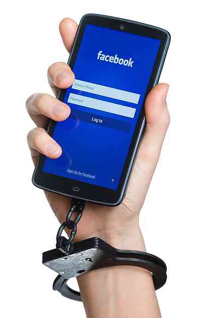 „Facebook“ priklausomybės priežastys, simptomai ir gydymas