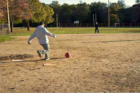 11 Aturan Tendangan Kickball atau Paling Penting