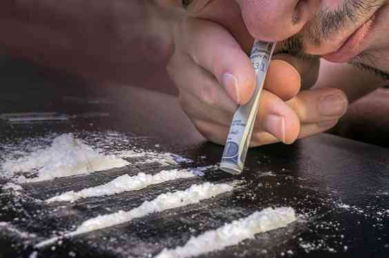 10 Kokaino narkomano elgesio požymiai