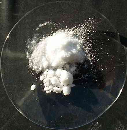 Ammonium Clorua (NH4Cl) Công thức, tính chất, rủi ro và công dụng