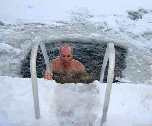 ठंडे पानी से स्नान करने के 15 फायदे (शारीरिक और मानसिक)