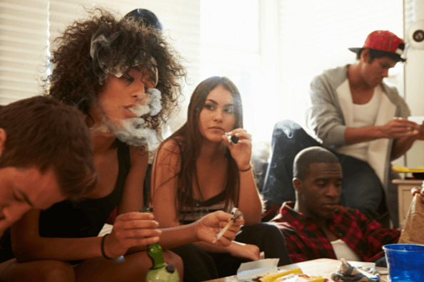 כיצד למנוע שימוש בסמים בקרב אנשים צעירים 9 הנחיות