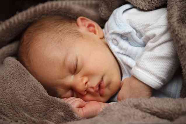 Kaj so primitivne refleksije novorojenčka?